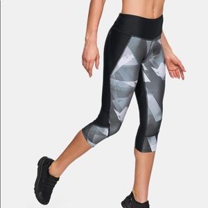 UNDER ARMOUR WOMENS FLY FAST CAPRIS